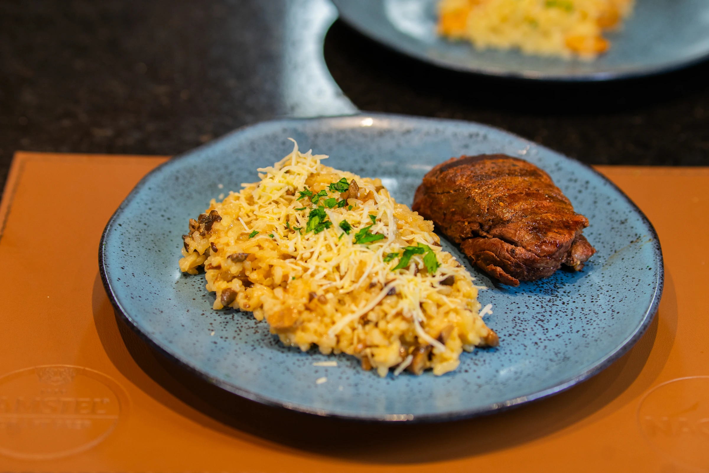 Prato de carne e arroz servido no Nações