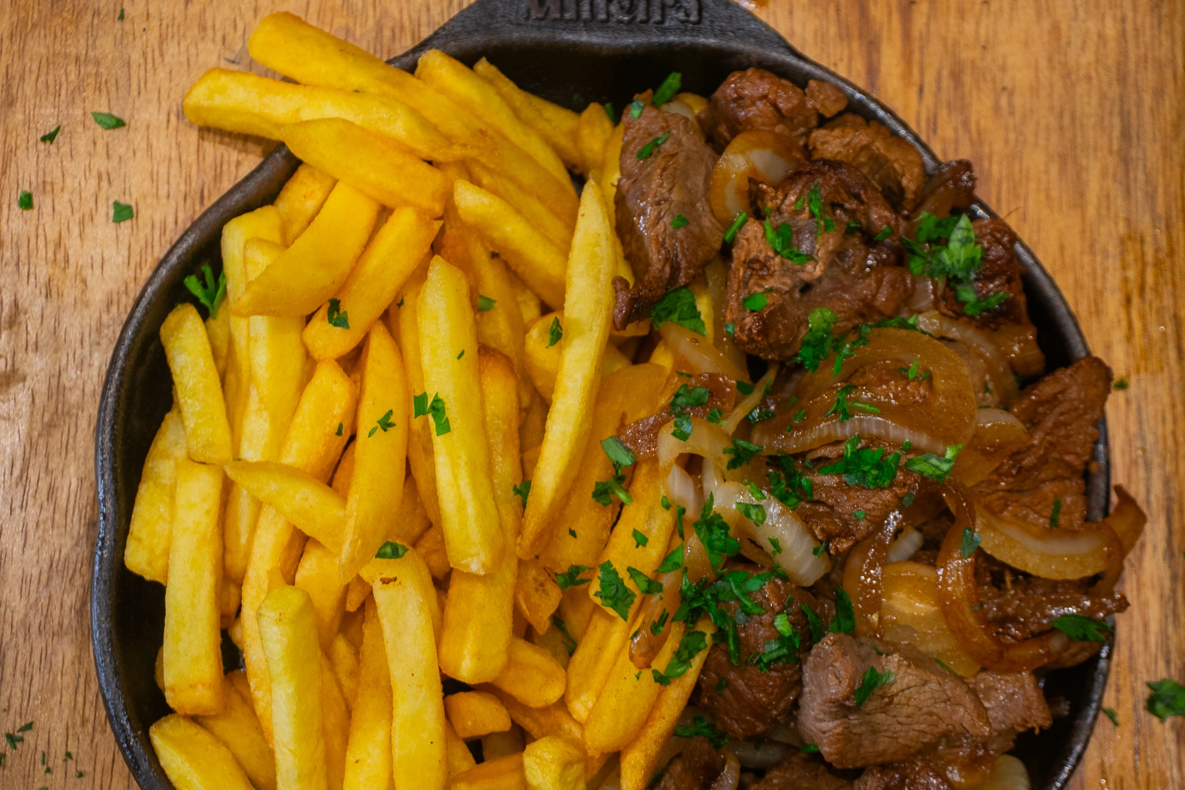 Porção de carne e batatas para compartilhar